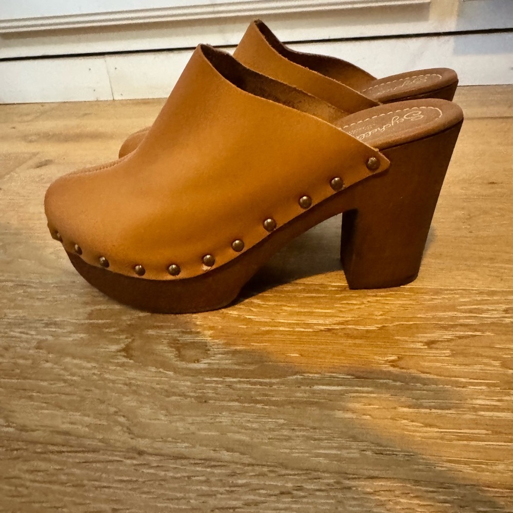 Seychelles brown clogs NWOT
